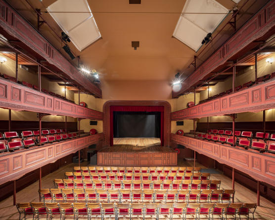 File:Theatre du familistere.jpg