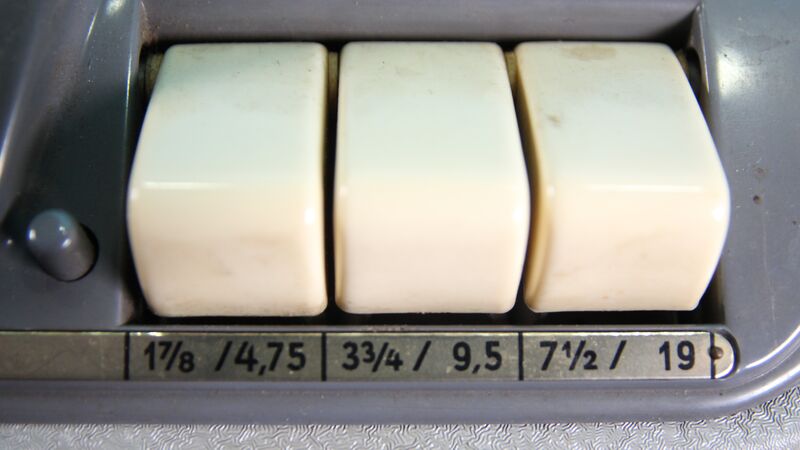 File:T0077 controls tape speed.JPG