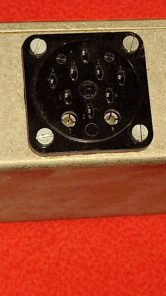 File:Hirschmann 10pens chasis.jpg