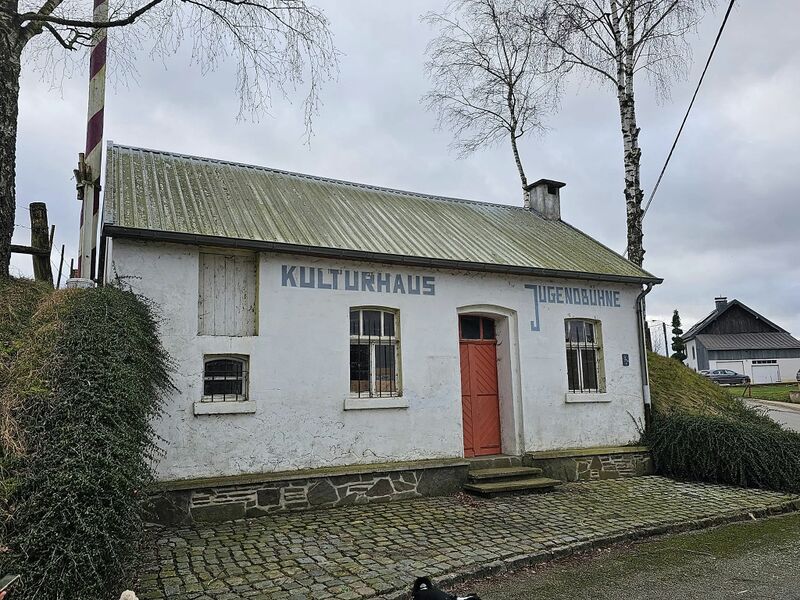 File:BE burg-reuland kulturhaus Jugendbuhne.jpg