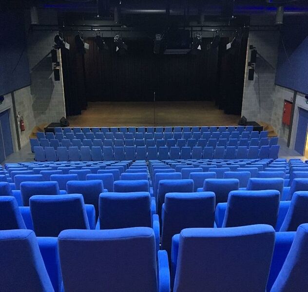 File:BE Herzele deSteenoven zaal.jpg