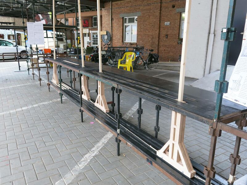 File:Model wagons.jpg