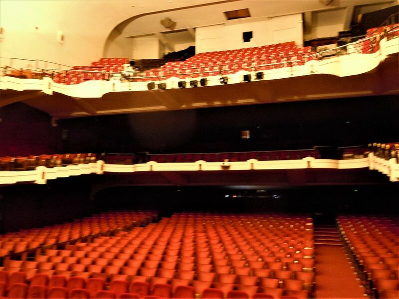 File:BE Etterbeek stMichel zaal.jpg