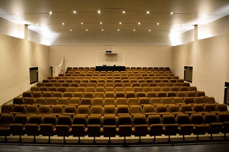 File:BE Berchem DeVrede zaal.jpg